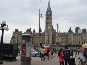 Weiter geht die Fahrt nach Ottawa. Das Parlamentsgebaeude wird streng bewacht.