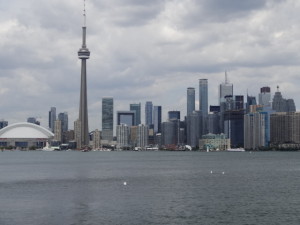 Blick auf Toronto von Zentre island aus.